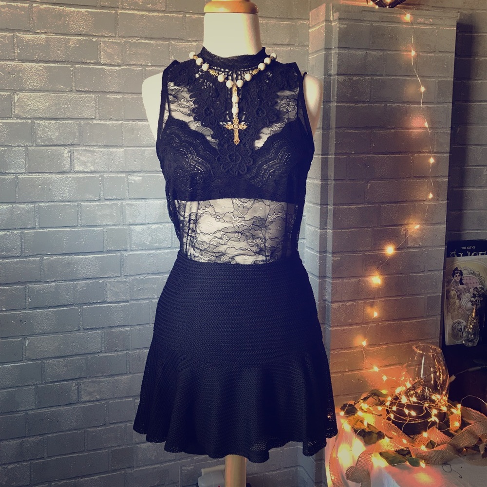 2-piece outfit: H&M top and Guess skirt size 4-6